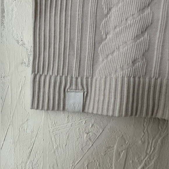 Lulu lemon long sleeve active wear top - Picture 3 of 3